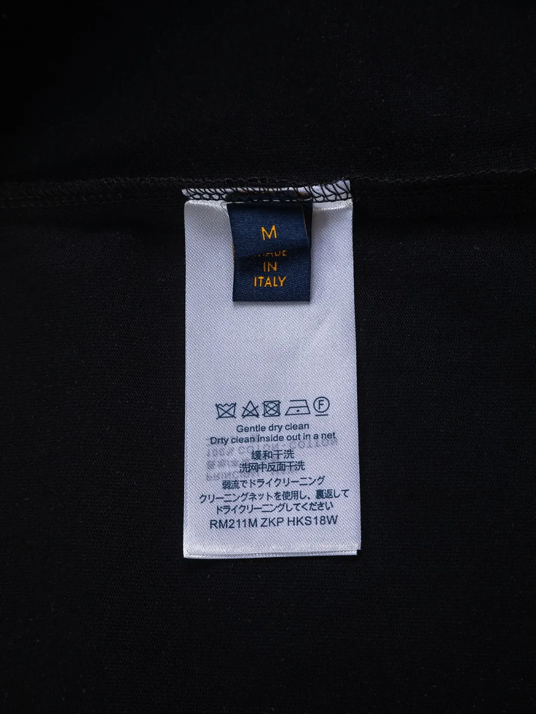 🅿️210 Louis Vuitton Louis Vuitton LV 1V Lujia slightly wide version S-XL LV 25ss new products are available at the counter simultaneously. Colorful letters all over the graffiti print. Round neck short-sleeved T-shirt, same style for men and women! Synchronized with the official website, pure cotton fabrics at the counter! It is close to the skin and comfortable, durable and easy to wear. It has a classic and simple logo design and meticulous original craftsmanship. Short-sleeves, a must-have item for men, do not appear to be the same for the general public, but must be unique and eye-catching. This LV short-sleeve is all about quality, comfort, the same shape and fashion as always, including fabrics and cutting techniques. All of them have been made with great effort! 320 grams of washed pure cotton fabric, pure cotton is breathable, very refreshing and comfortable for daily wear. The rib knitting on the neckline is smooth and tight, and the neckline will not be skewed if you toss it at will. The loose version, you will find that it looks really good on the upper body. The overall is minimalist and neat, super versatile for daily use! Pair it casually with a pair of pants for a youthful look. A T-shirt will make your outfit crazy. It is a fashionable item that can never go wrong! Color: Black White Size: S-XL Size chart: S: Shoulder width 50-Bust 54-Length 70 M: Shoulder width 52-Bust 56.5-Length 72 L: Shoulder width 54-Bust 59-Length 74 XL: Shoulder width 56-Bust 61.5-Length 76